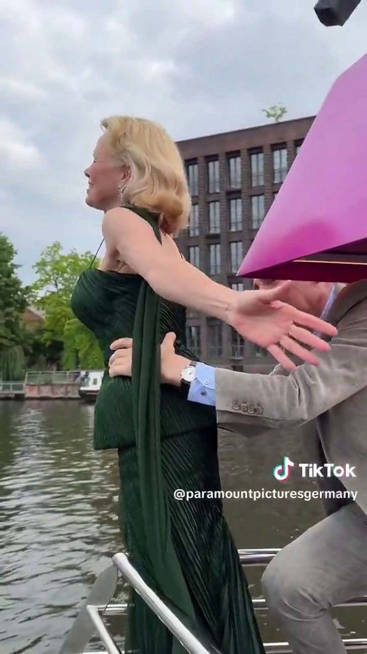 Pamela Anderson y Liam Neeson realizaron distintas muestras de afecto en público