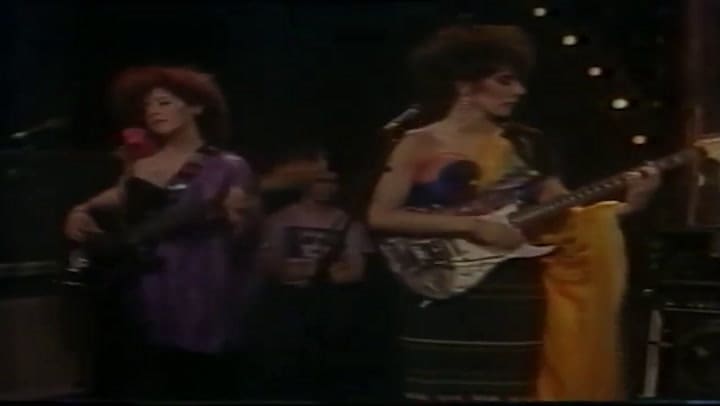 Viuda e hijas de Roque Enroll, La familia Argentina (1986) - Fuente: YouTube