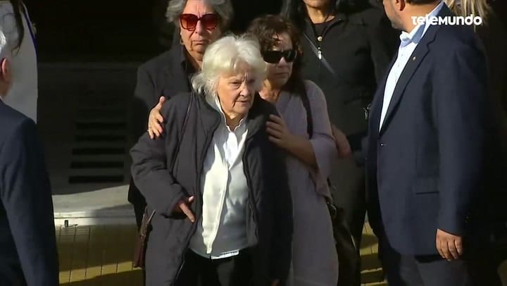 La exvicepresidenta Lucía Topolansky, viuda de Mujica, y el presidente Yamandú Orsi reciben al cortejo fúnebre en el Palacio Estévez