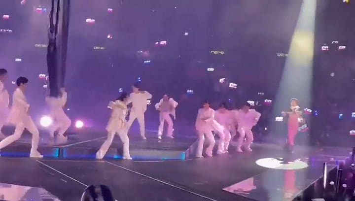 Conmoción en Hong Kong: se desplomó una pantalla gigante y aplastó a dos bailarines 2