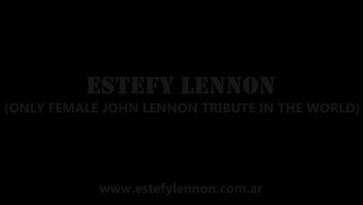 Estef, durante su paso en Liverpool en 2018, en Strawberry Fields, donde la dejaron entrar