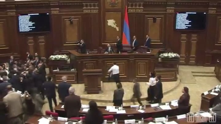 Batalla campal en el parlamento de Armenia