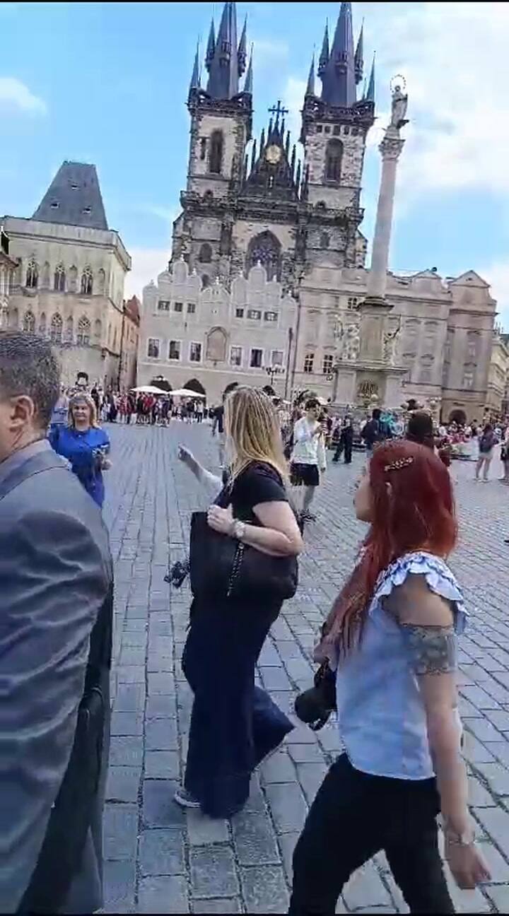 Karina Milei, de paseo por la Plaza Vieja de Praga