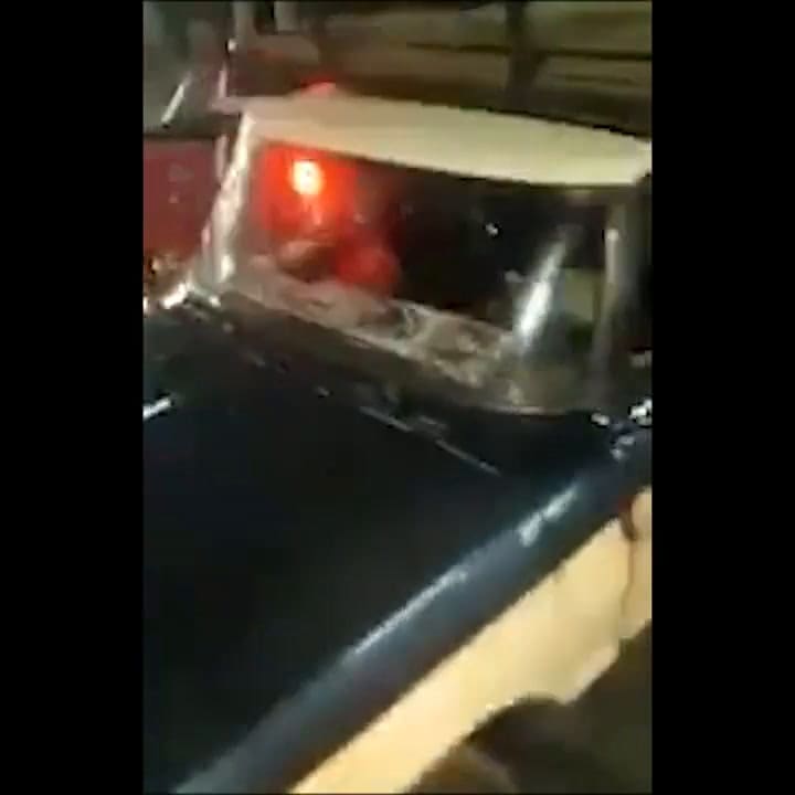 Jóvenes discutieron con un colectivero, le cruzaron la camioneta y lo atacaron entre todos