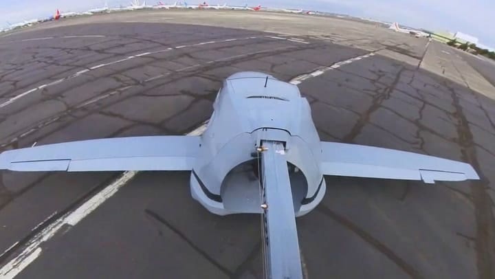 Vista desde la cola del auto volador Switchblade