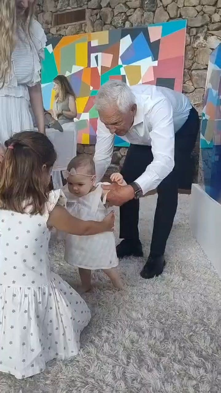 Eduardo junto a su hija, su nieta Candelaria y sus bisnietas Paz y Lou