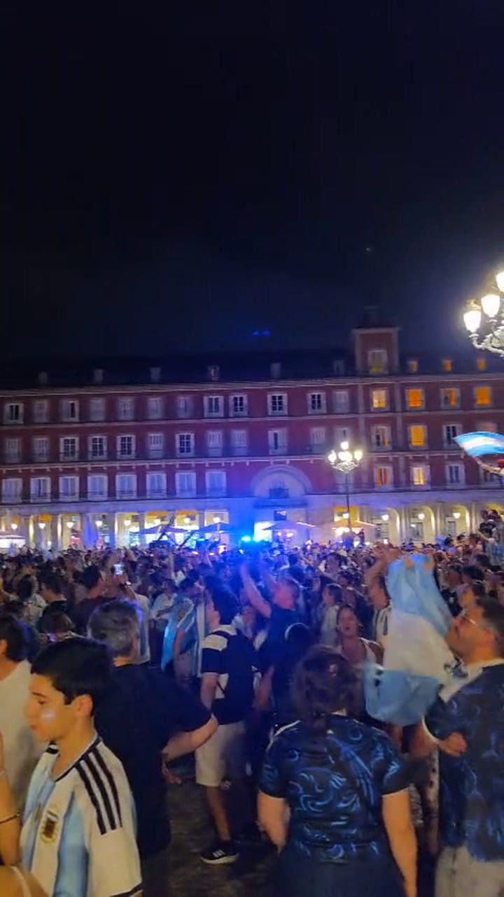 Los festejos argentinos tras la clasificación a la final en la Plaza Mayor de Madrid. Crédito: Iván Ruiz