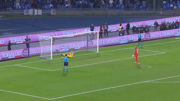 El penal ejecutado por el arquero del Napoli que sorprendió por su inusual velocidad y recorre el mundo