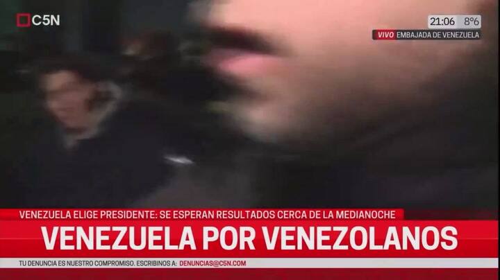 Un periodista fue agredido durante la vigilia en la Embajada de Venezuela en Buenos Aires: “Fuera, no te queremos”