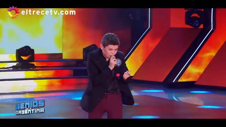 Steven Orsini de Tandil cantó “Dame fuego”, de Sandro como un auténtico Gitano. Fuente: Youtube