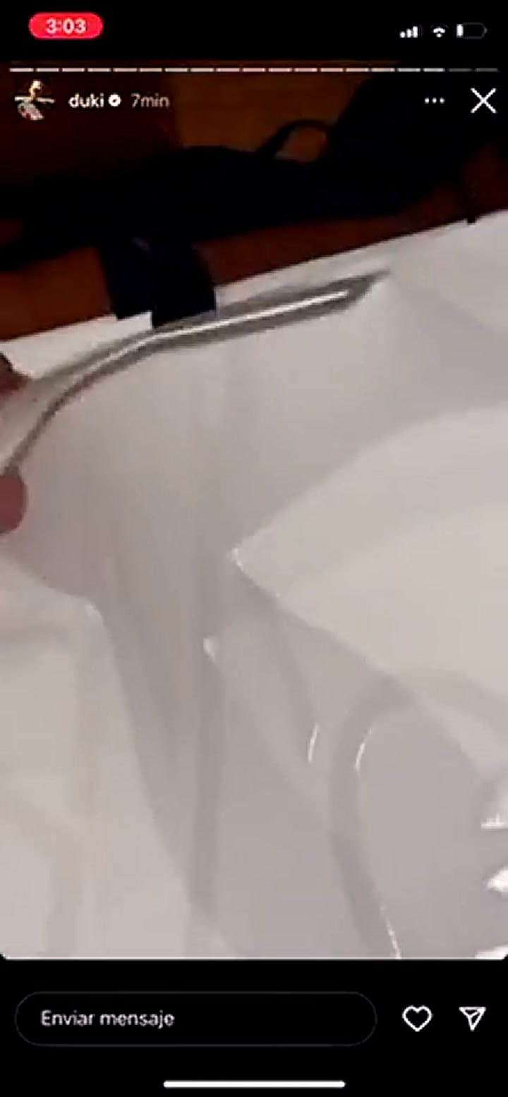 Duki mostró en su historia el regalo que le hizo Emilia