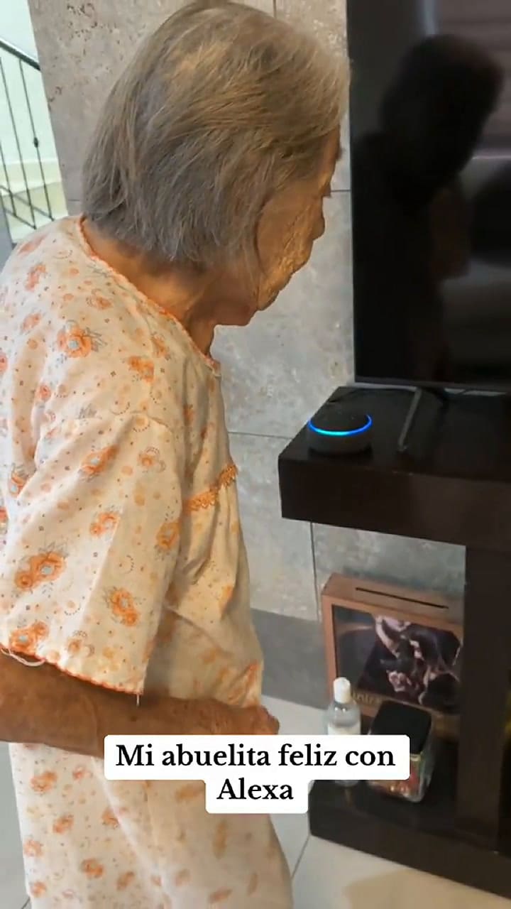 Una abuelita se volvió viral al soprenderse con Alexa