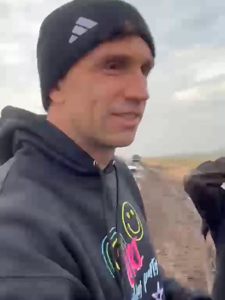 Dibu Martínez firmó autógrafos tras ser rescatado