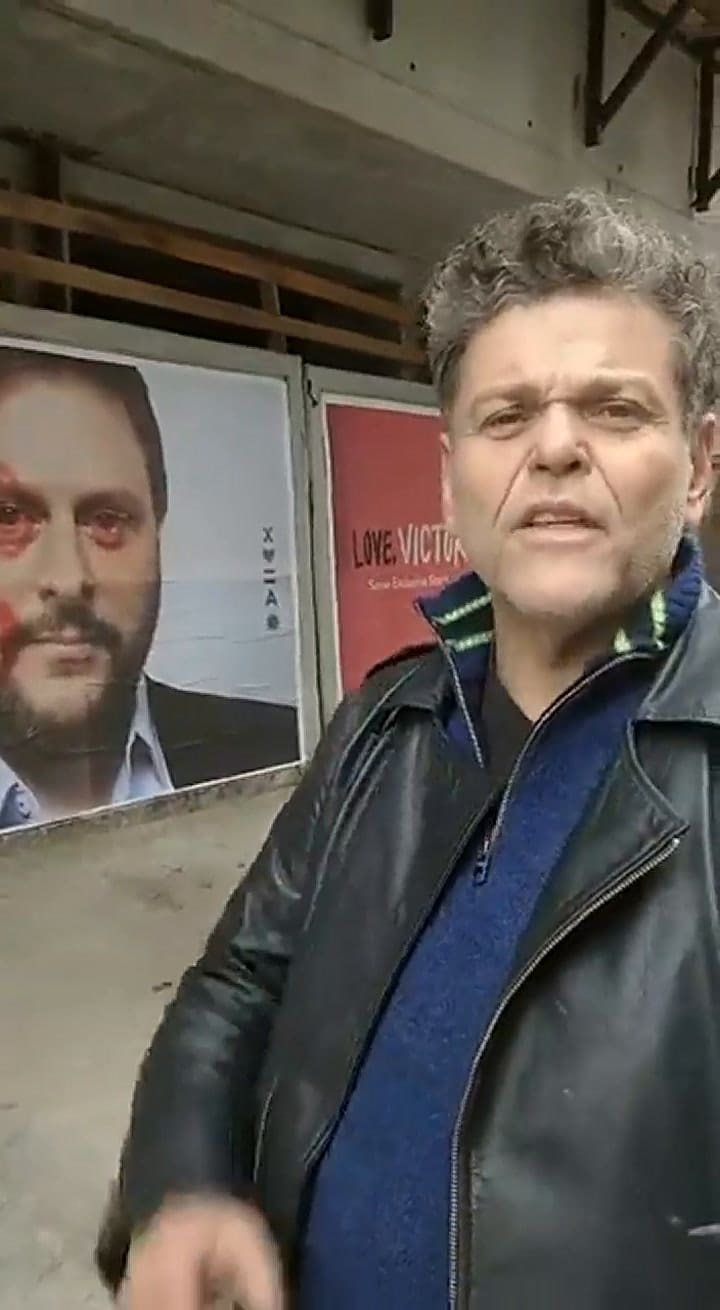 Alfredo Casero vandalizó un cartel de Leandro Santoro - Fuente: Twitter