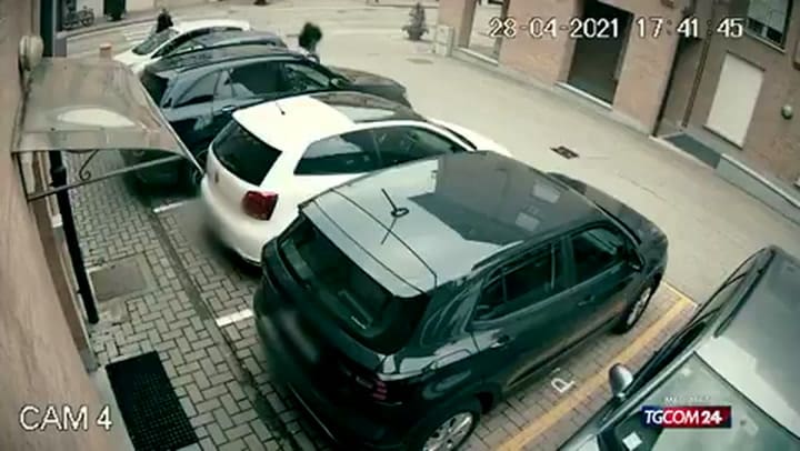 Video del joyero disparando a los ladrones en Italia.