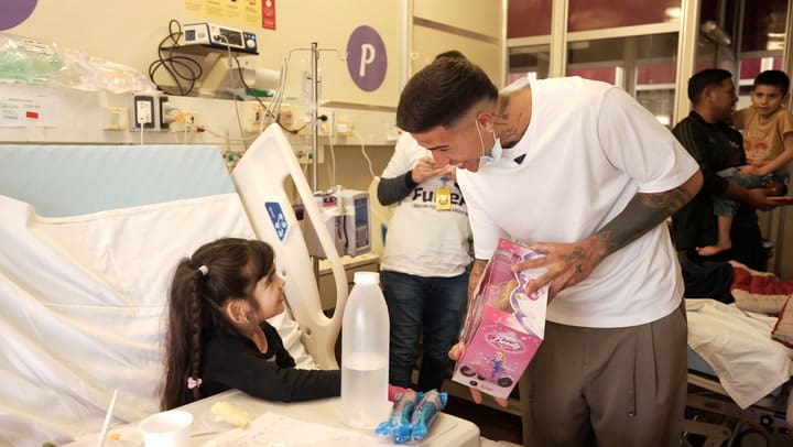 El emotivo gesto de Enzo Fernández en el Garrahan: pasó la tarde con niños en tratamiento oncológico