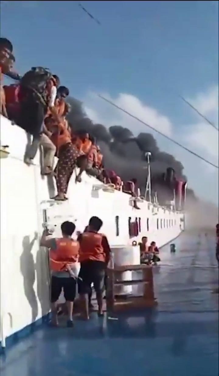 Uno de los videos compartidos en redes sociales muestra parte de la situación que vivieron los pasajeros arriba del barco