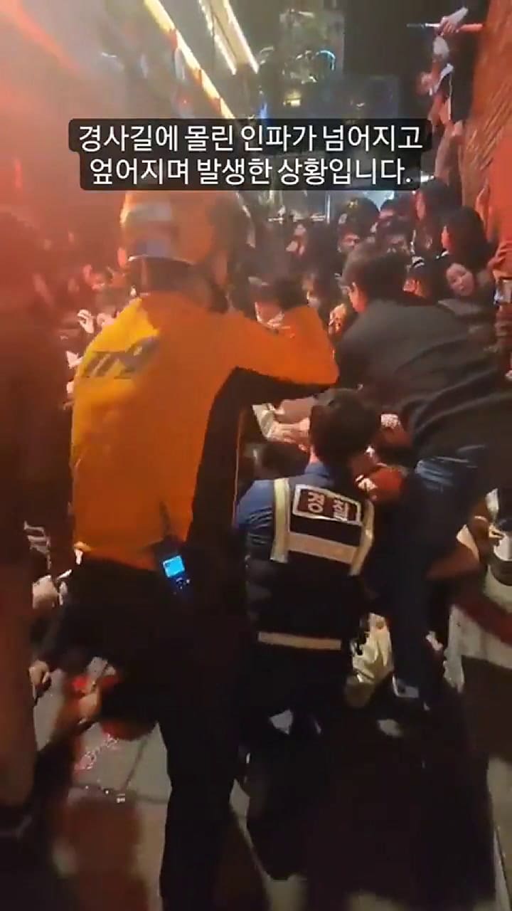 Asisten a las víctimas de la tragedia en Seúl