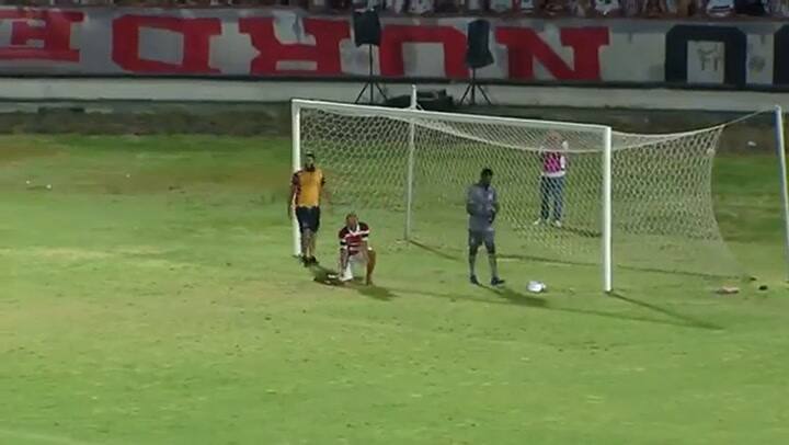 Un hincha se metió en la cancha en Brasil y le dio clases a su arquero