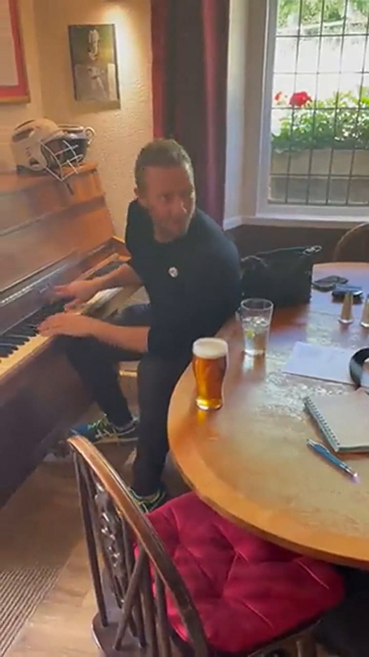 Chris Martin tocó el piano de un bar al que fue a pasar un momento a solas