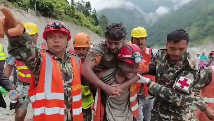 Rescatan a dos trabajadores nueve días después de las inundaciones en Nepal.