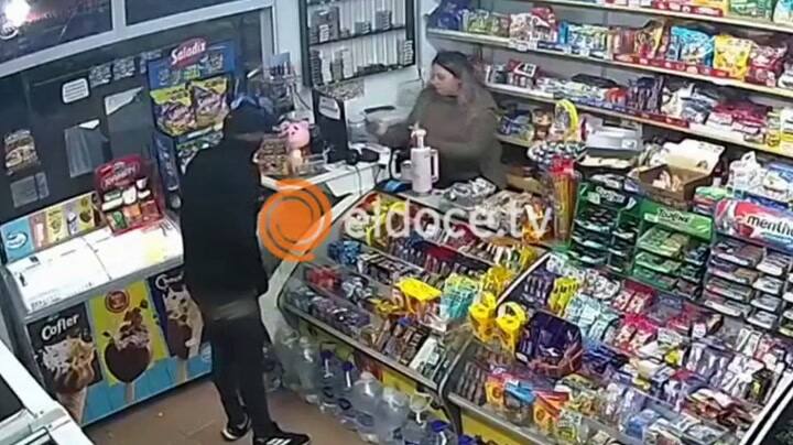 Un ladrón entró a un almacén y amenazó a dos mujeres con un cuchillo: le respondieron con agua hirviendo y cajonazos
