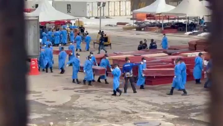 Las impactantes imágenes de la morgue improvisada en un puerto de Venezuela