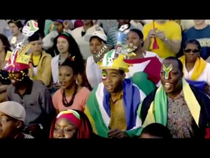 Versão latina da bandeira ondulante, tema da Copa do Mundo