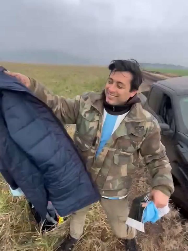 Leandro mostró el camperón que recibió de regalo por parte del Dibu Martínez