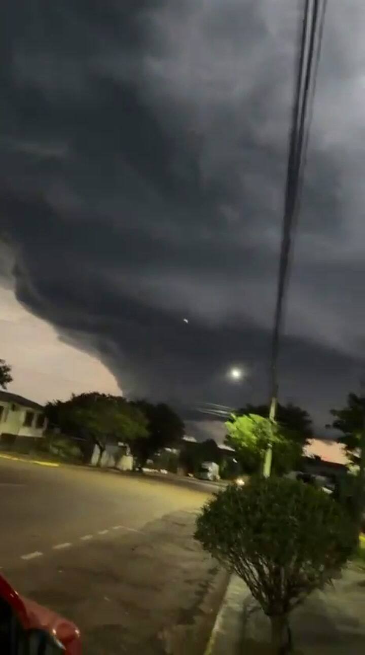 Un hombre filmó el tornado desde una calle en la que se ven casas, lo que permite dimensionar el fenómeno meteorológico