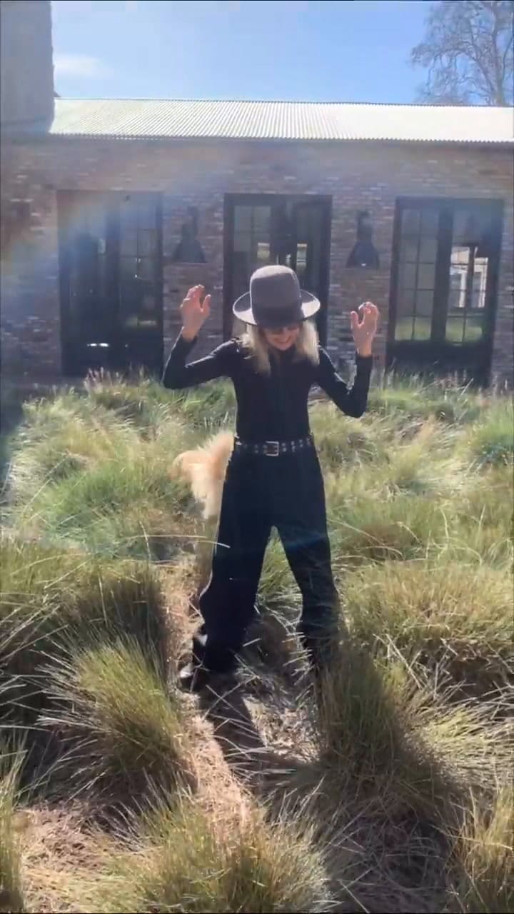 La actriz Diane Keaton mostró su gusto por 'Flowers', la nueva canción de Miley Cyrus