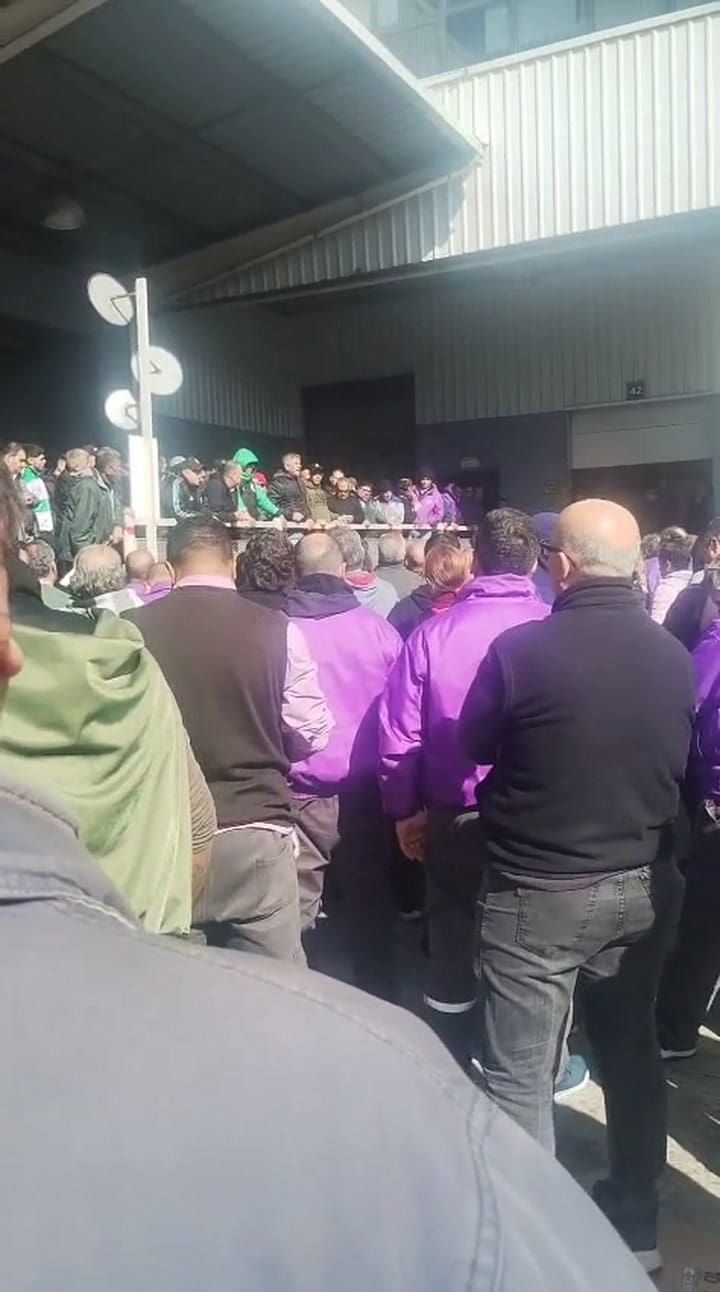 La samblea de Camioneros en la planta de OCA