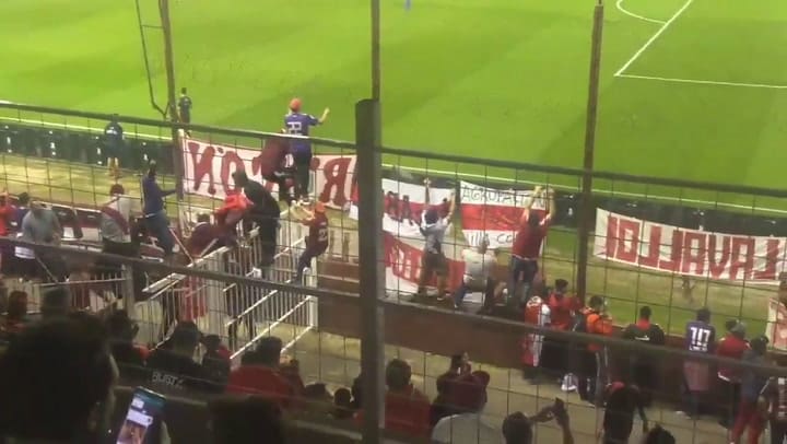 Hinchas de River Plate trepan las rejas y pasan a la platea - Crédito: @juanbalbi9