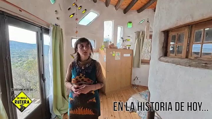 Mariana, 38 años: vive en una casa de barro y paja en las sierras de Córdoba