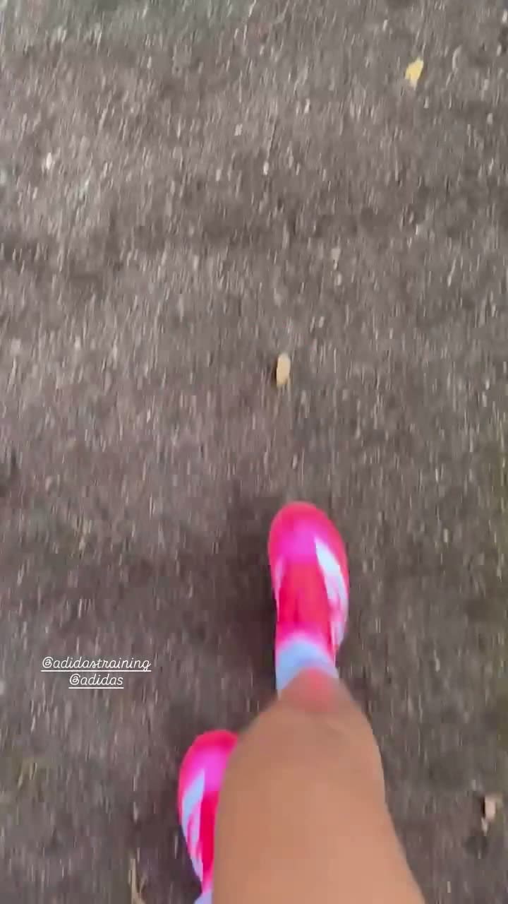 Anto Roccuzzo implementó las caminatas al aire libre a su rutina (Foto: Instagram @antonelaroccuzzo)