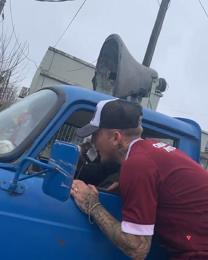 El Polaco cantó con un vendedor ambulante en Lanús