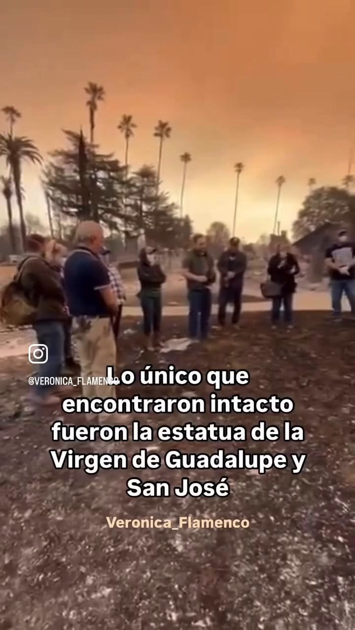 Una familia reza frente la imagen de la Virgen de Guadalupe, que se salvó de los incendios de Los Angeles (Facebook Verónica Flamenco)