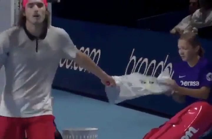 El episodio repudiable de Tsitsipas contra una alcanzapelotas - Fuente: Twitter