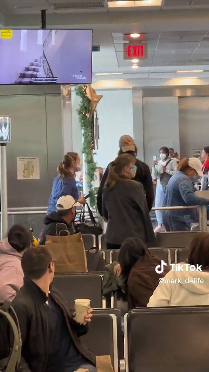 Mujer enfurece en el Aeropuerto de Miami y causa destrozos (Parte II)