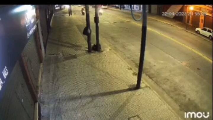 Lanús: un patrullero a contramano y con sirenas chocó contra una moto: murió el conductor