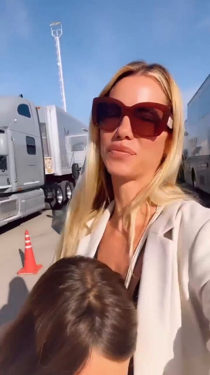 Nicole Neuman con sus hijas Indiana y Sienna en el autódromo de Termas de Río Hondo