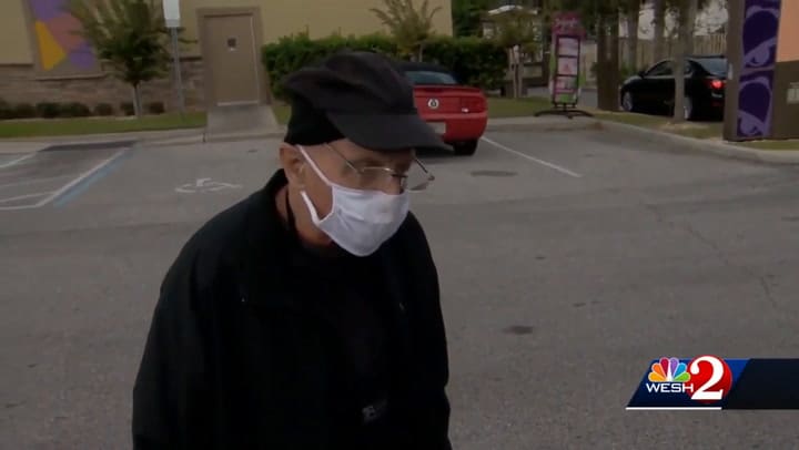 Un mozo de 70 años fue sorprendido por sus clientes con una increíble propina - Fuente: Wesh2