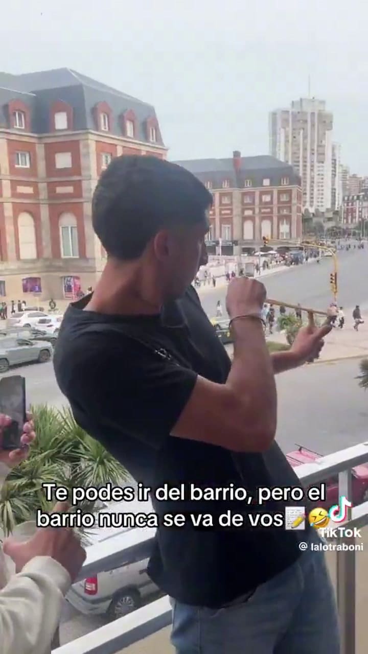 Alquilaron un departamento en Mar del Plata y se grabaron tirando piedrazos desde el balcón