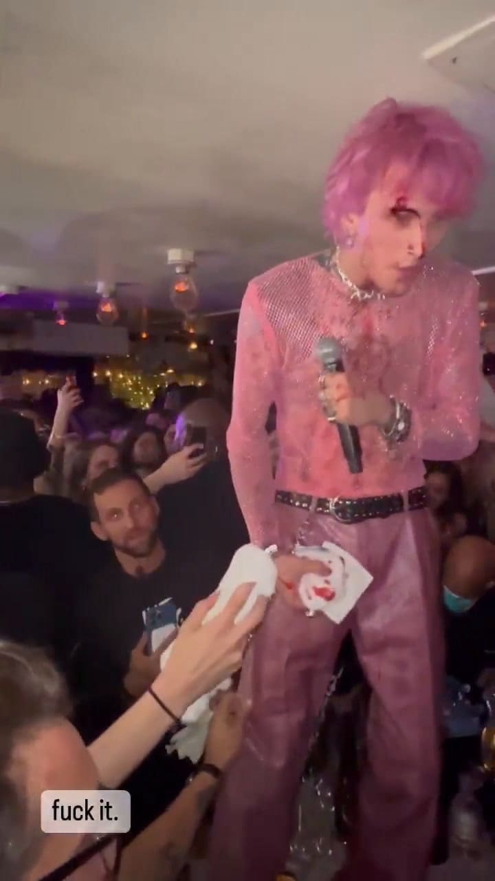 Machine Gun Kelly se rompe una copa de vino en la cara