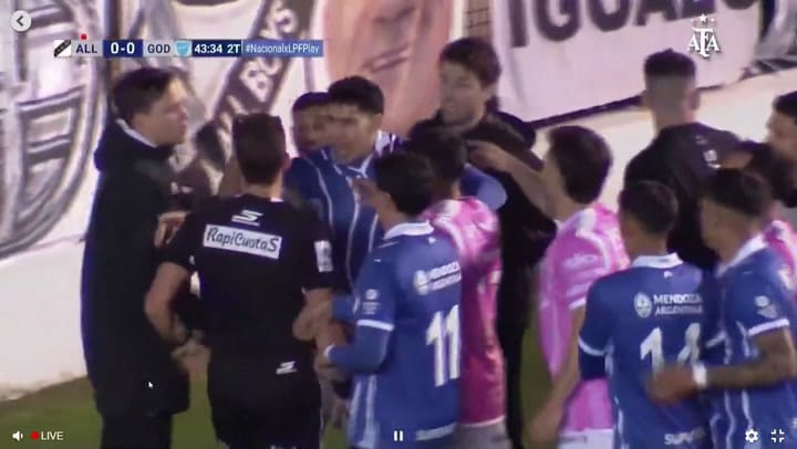 Un jugador de All Boys le mostró el video de la jugada que desató la polémica en un celular