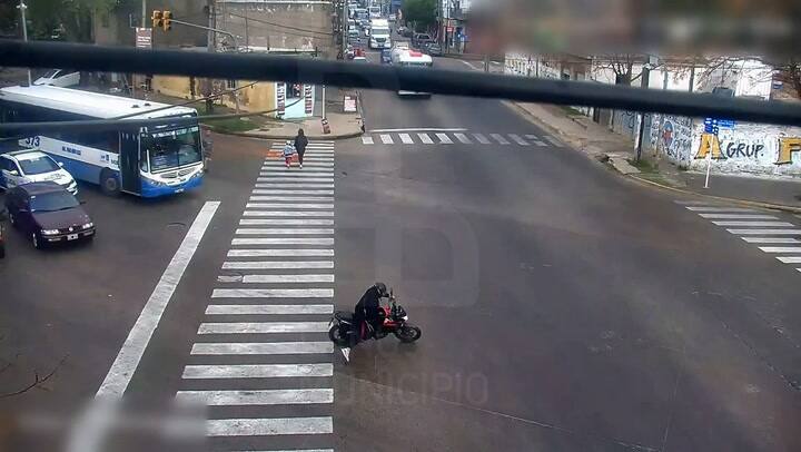 Huía de la policía y casi provova una tragedia