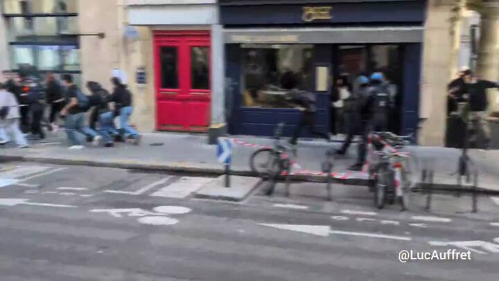 Avanza la policía con porras y gas lacrimógeno en el sector de la Ópera en París para poner fin a un cortejo de varias cientos de personas