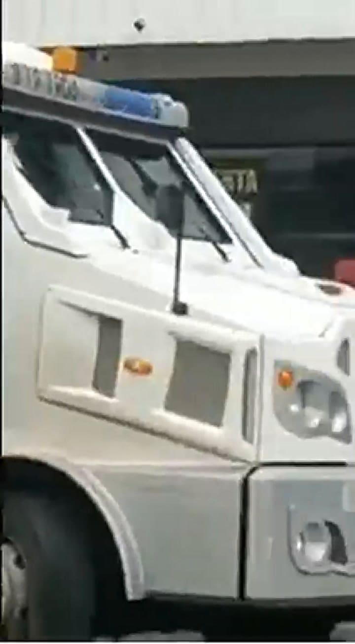 Un guardia de seguridad usó una gomera para custodiar un camión de caudales