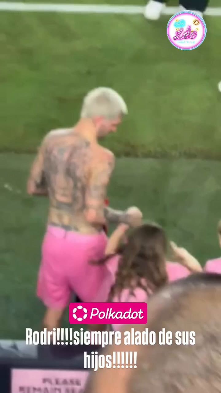 Rodrigo De Paul jugando con sus dos hijos al terminar el partido del Inter Miami