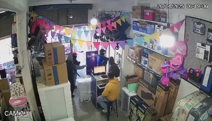 Cuatro adolescentes con una escopeta saquearon un local de celulares y electrónicos en La Matanza